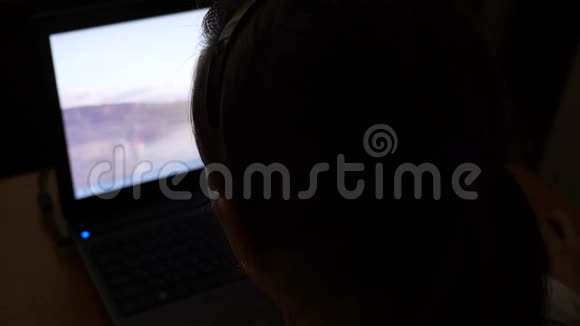 女孩晚上在看手提电脑里的照片视频的预览图