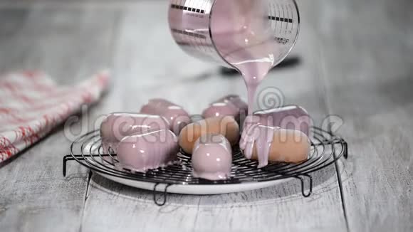 用镜面釉浇抹慕斯蛋糕糖果店的法式甜点镜面釉教程视频的预览图