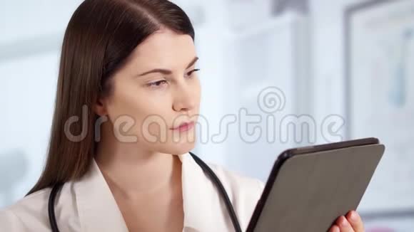 专业女医生用听诊器在病房使用片剂女医生视频的预览图