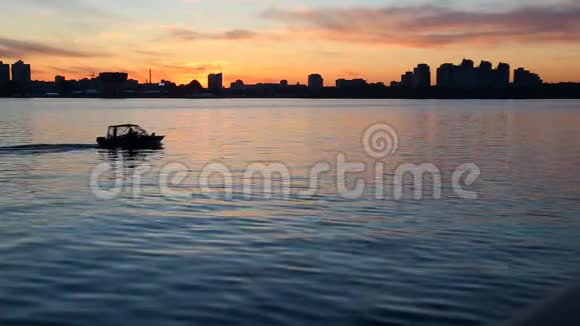 船在夕阳的映衬下沿河游视频的预览图