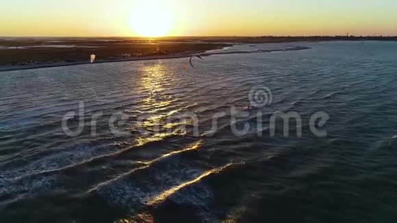 全景拍摄大海和沙滩风筝由五颜六色的风筝奔跑慢动作视频的预览图