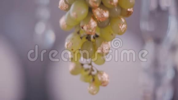 水晶烛台上的镀金葡萄的超级特写镜头视频的预览图