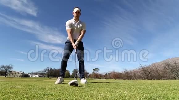 高尔夫球手击球视频的预览图