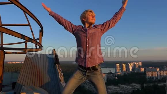罗弗在摩天大楼顶部日落时冒着生命危险视频的预览图