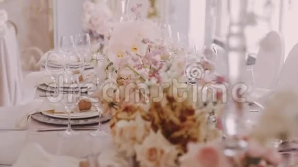 一张精美的婚礼桌上摆满鲜花和烛台视频的预览图