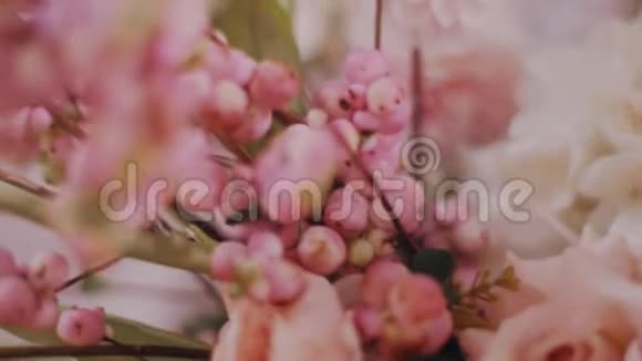 婚礼装饰中粉色雪莓的超级特写镜头视频的预览图