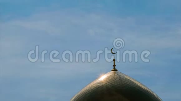 一个象征伊斯兰教的金色宣礼塔一个新月形阳光照耀着蓝天和云彩时间流逝视频的预览图