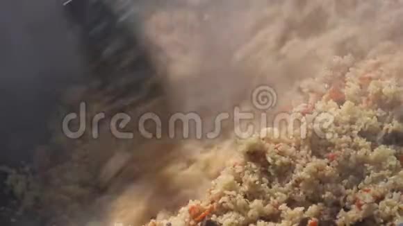 煮锅里的皮拉夫拌饭拿肉的厨房勺子亚洲传统烹饪菜肴皮拉夫视频的预览图