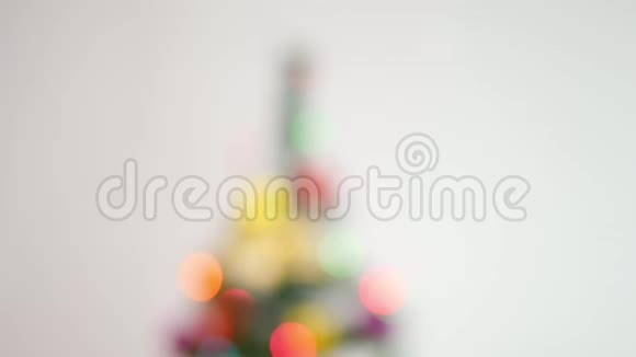 在白色背景下圣诞树上装饰着灯和送给2020年新年的小礼物视频的预览图