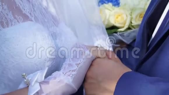 新郎新娘亲吻的特写视频的预览图