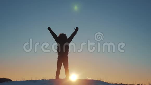 男子游客举起双手成功胜利站在山顶上剪影的冬天黎明日出视频的预览图