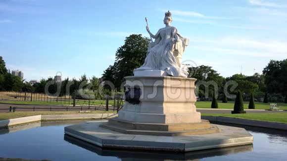 著名维多利亚女王雕像的下午景色视频的预览图