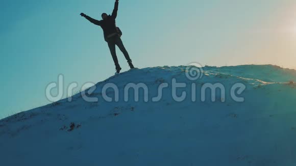 成功胜利赢商旅理念攀岩者喜欢跳在山顶上雪冬视频的预览图