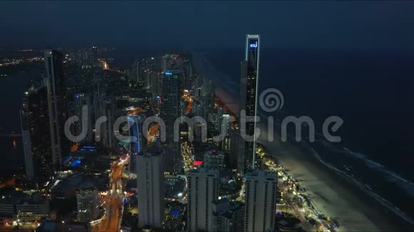 从Q1大楼俯瞰冲浪者天堂的夜景视频的预览图