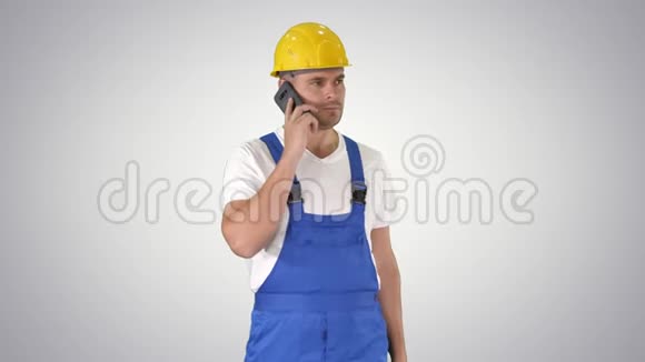 建筑工人在梯度背景上的电话视频的预览图