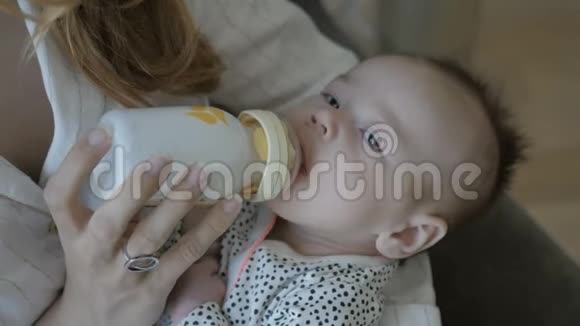 女人奶瓶喂宝宝视频的预览图