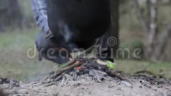 露天篝火上的保龄球视频的预览图