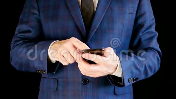 穿西装的商人用智能手机工作触摸手机的触摸屏视频的预览图