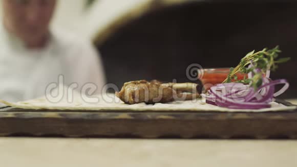 厨师把烤肋骨放在木板上装饰和皮塔视频的预览图