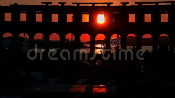克罗地亚普拉的日落时间随着竞技场的背景而推移视频的预览图