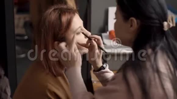 化妆的过程化妆师用画笔视频的预览图