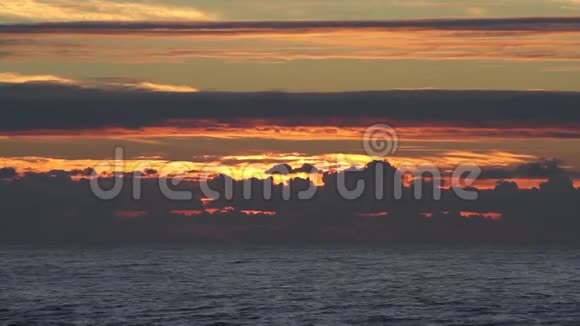 海面上夕阳西下有着小波浪云朵和美丽的红色阳光水面上有倒影视频的预览图