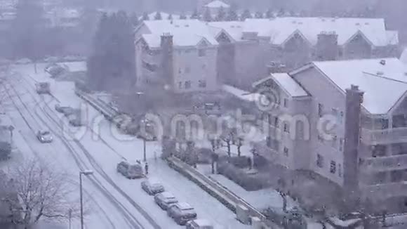 寒冷暴风雪冬季四路车流的鸟瞰图视频的预览图
