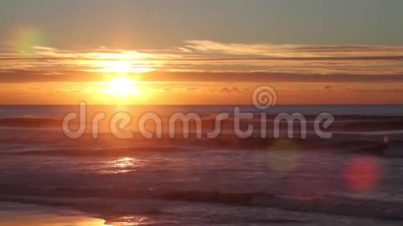 海面上夕阳西下有着小波浪云朵和美丽的红色阳光水面上有倒影视频的预览图