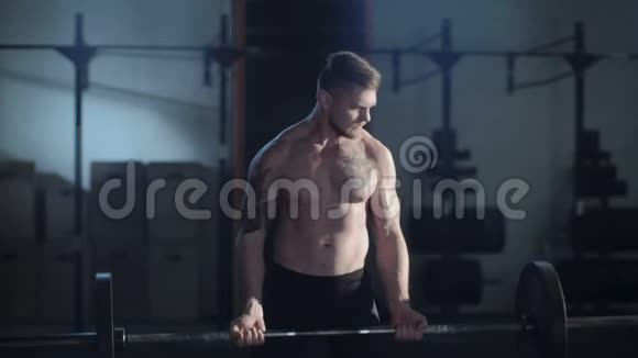 纹身运动员在健身房举起杠铃视频的预览图