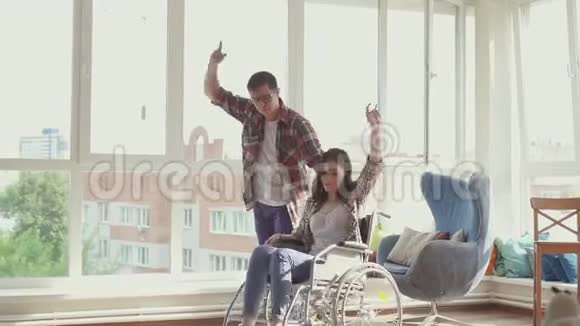 男人和一个坐轮椅的残疾女孩跳舞视频的预览图