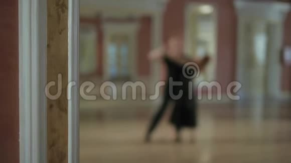 一对夫妇在镜子里跳着激情的舞蹈视频的预览图