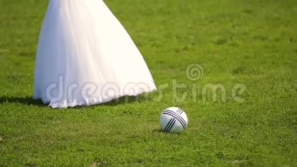 一对可爱的夫妇在前院踢足球视频的预览图