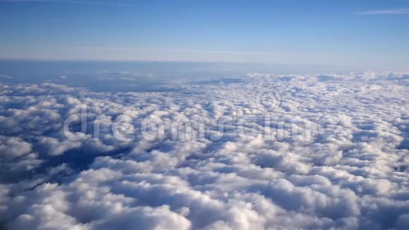 从飞机上俯瞰云层的惊人画面视频的预览图