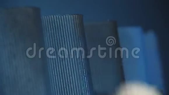 工人手套中的人特写清洁蓝色金属壁板黑暗的背景视频的预览图