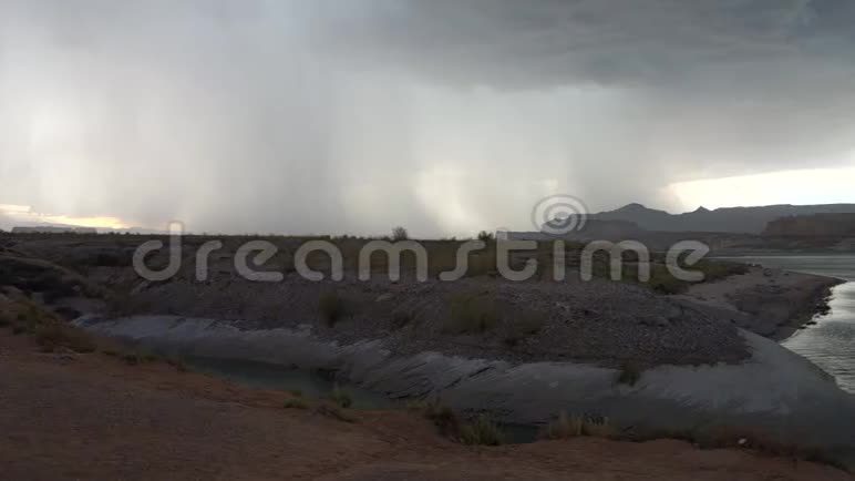 一场风暴穿过沙漠视频的预览图