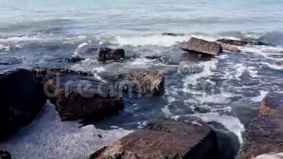 大海上的大石头在朝阳的照射下视频的预览图