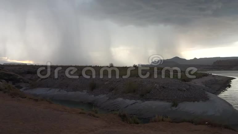 一场风暴穿过沙漠视频的预览图