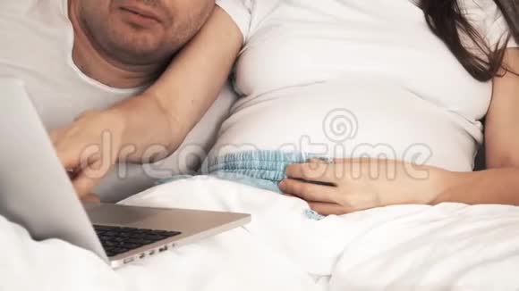 男人和他怀孕的妻子在家网上购物视频的预览图