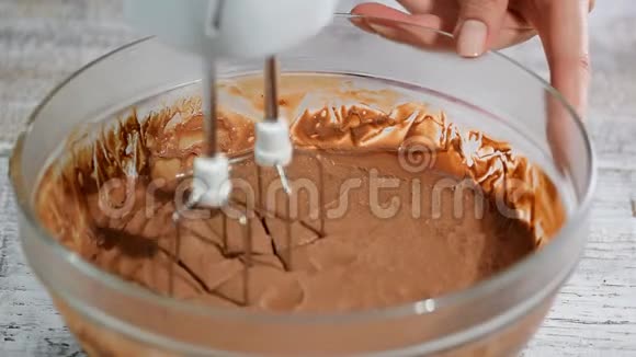 用电动搅拌器搅拌巧克力烹饪混合和准备巧克力奶油视频的预览图