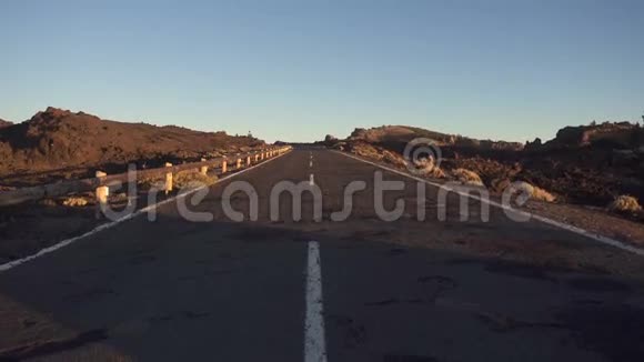 阳光下的道路视频的预览图