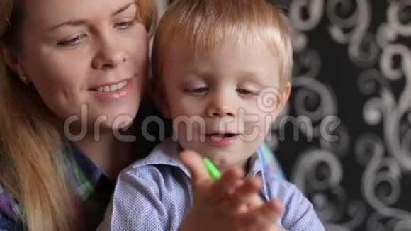妈妈和她的小儿子是用塑料制成的视频的预览图