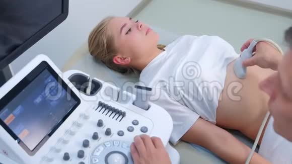 腹部超声对临床妇女的诊断特写视频的预览图