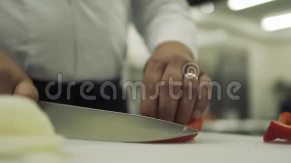 厨师慢慢地把保加利亚胡椒切成块视频的预览图