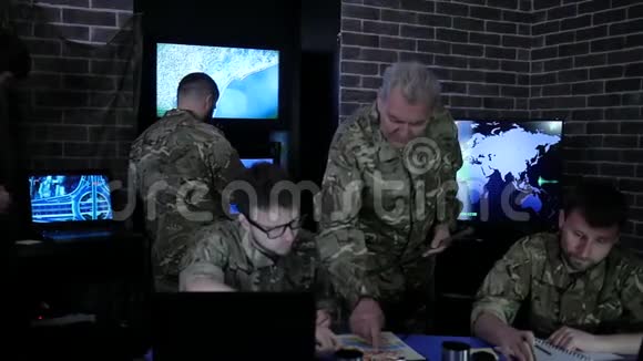 有经验的将军从士兵旁边在调度室军事人员在工作视频的预览图