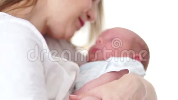 妈妈吻妈妈亲吻新生儿母亲节慢动作的产妇家庭观念慢动作视频的预览图