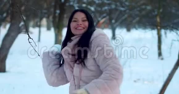 亚洲女人在户外扔雪球和大笑视频的预览图