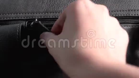女人手的特写打开一个女士手袋的拉链视频的预览图