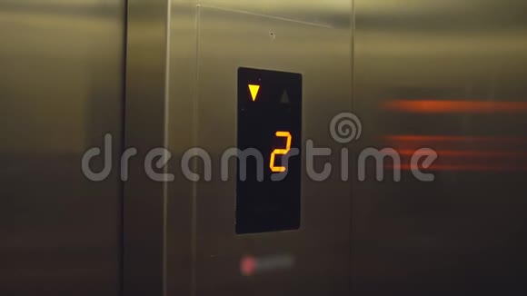 电梯内有楼层号码和方向的电子屏幕视频的预览图