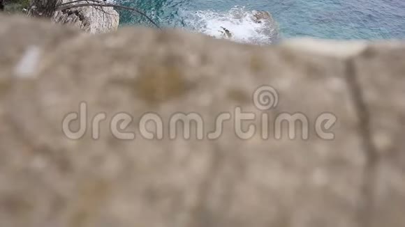 上景在黑山布德瓦清澈的大海层状岩石和美丽的自然景观蔚蓝海岸视频的预览图