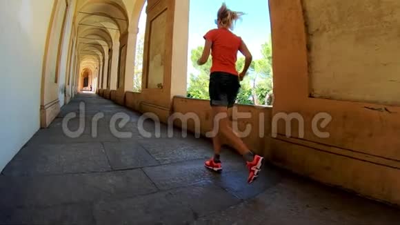运动装女人跑步视频的预览图